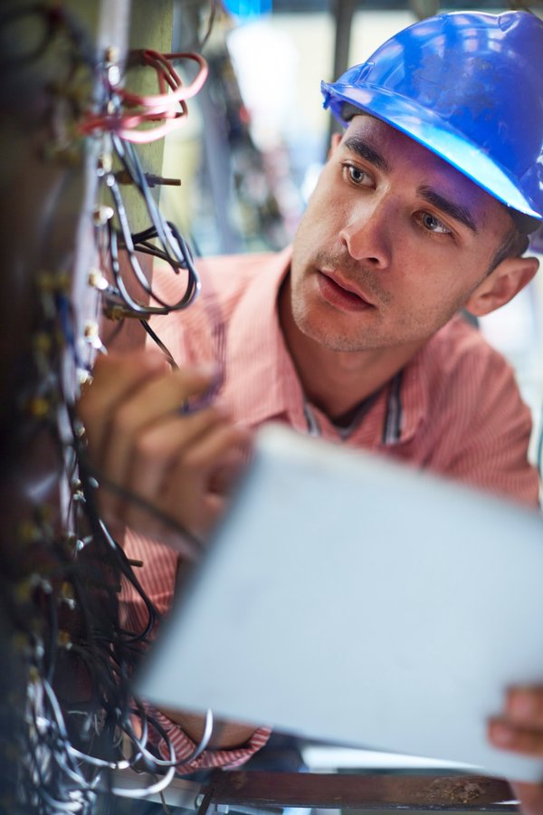 Tarif horaire électricien : les prix à connaître en 2025